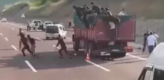 Kaçak göçmenler, otoyolda arıza yapan kamyonun kasasından atlayıp etrafa dağıldı