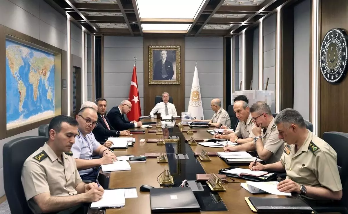 Milli Savunma Bakanı Hulusi Akar başkanlığında video telekonferans toplantısı düzenlendi
