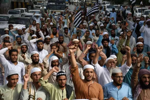 Pakistan'da Hintli siyasinin Hazreti Muhammed'e hakaret etmesi protesto edildi