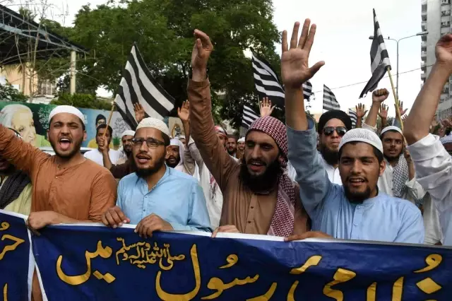 Pakistan'da Hintli siyasinin Hazreti Muhammed'e hakaret etmesi protesto edildi