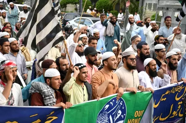 Pakistan'da Hintli siyasinin Hazreti Muhammed'e hakaret etmesi protesto edildi