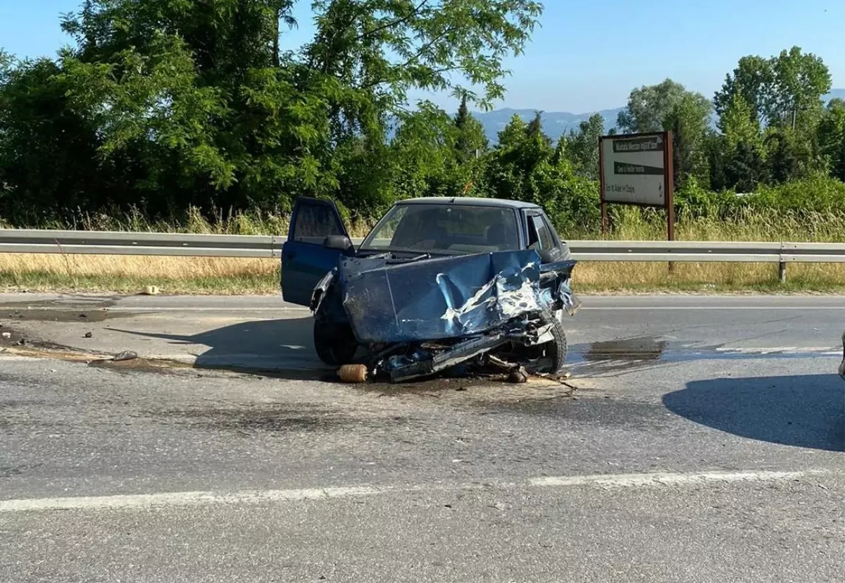 Sakarya'da iki otomobilin çarpıştığı kazada 1 kişi yaralandı