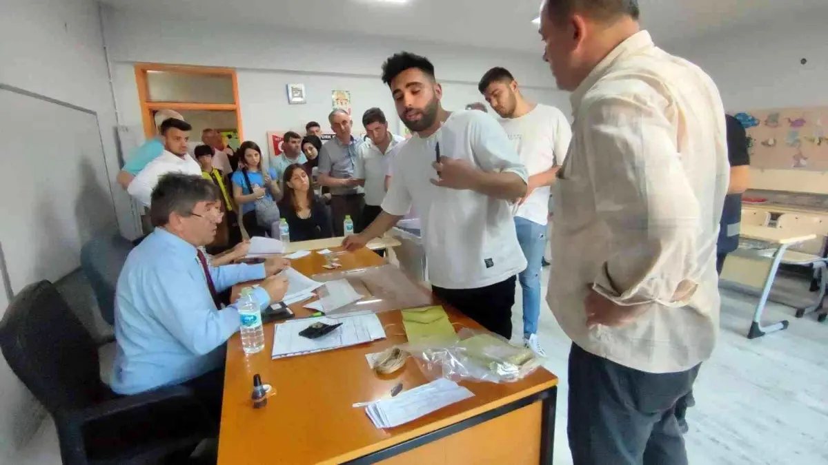 Üç muhtarlıkta ara seçimleri yapıldı.
