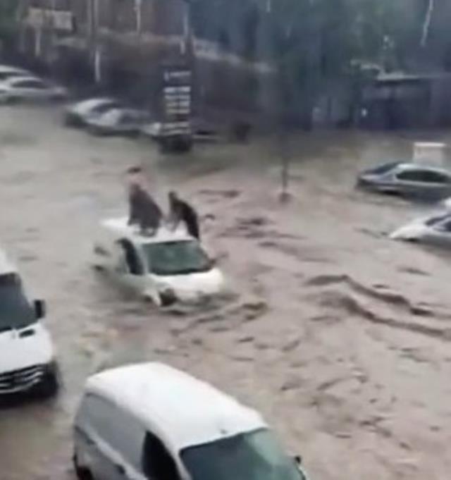 Ankara'da sağanak yağış nedeniyle yollar göle döndü! Mahsur kalanlar iş makinesiyle kurtarıldı