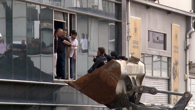 Ankara'da sağanak yağış nedeniyle yollar göle döndü! Bir iş yerinden 5 yaralı çıkarıldı, tahliyeler devam ediyor