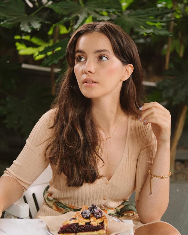 Aslı Bekiroğlu'nun Barış Akarsu Merhaba filminden ayrılmasıyla yerine Almila Ada getirildi Aslı Bekiroğlu'nun Barış Akarsu Merhaba filminden ayrılmasıyla yerine Almila Ada getirildi