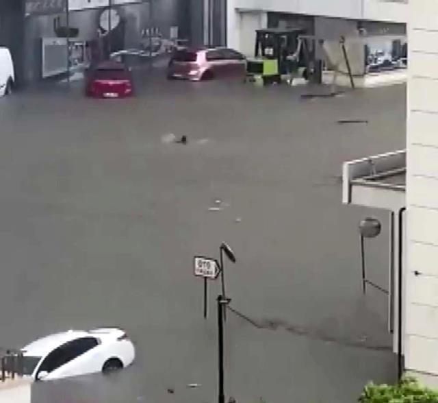 Başkent'teki selden yüzerek kaçtı