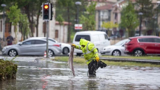 Başkent'teki selden yüzerek kaçtı