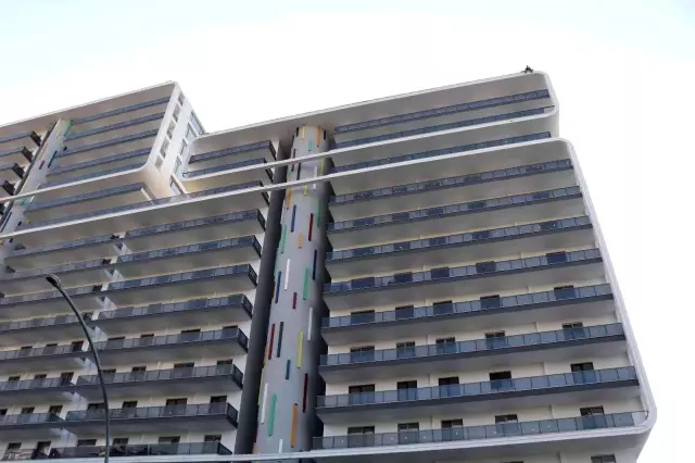 Dolandırıldığını iddia edip 15 katlı binada intihara kalkıştı! Çevredekiler canlı yayın yarışına girdi Dolandırıldığını iddia edip 15 katlı binada intihara kalkıştı! Çevredekiler canlı yayın yarışına girdi