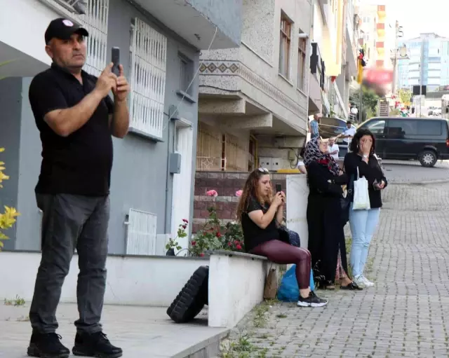 Dolandırıldığını iddia edip 15 katlı binada intihara kalkıştı! Çevredekiler canlı yayın yarışına girdi Dolandırıldığını iddia edip 15 katlı binada intihara kalkıştı! Çevredekiler canlı yayın yarışına girdi