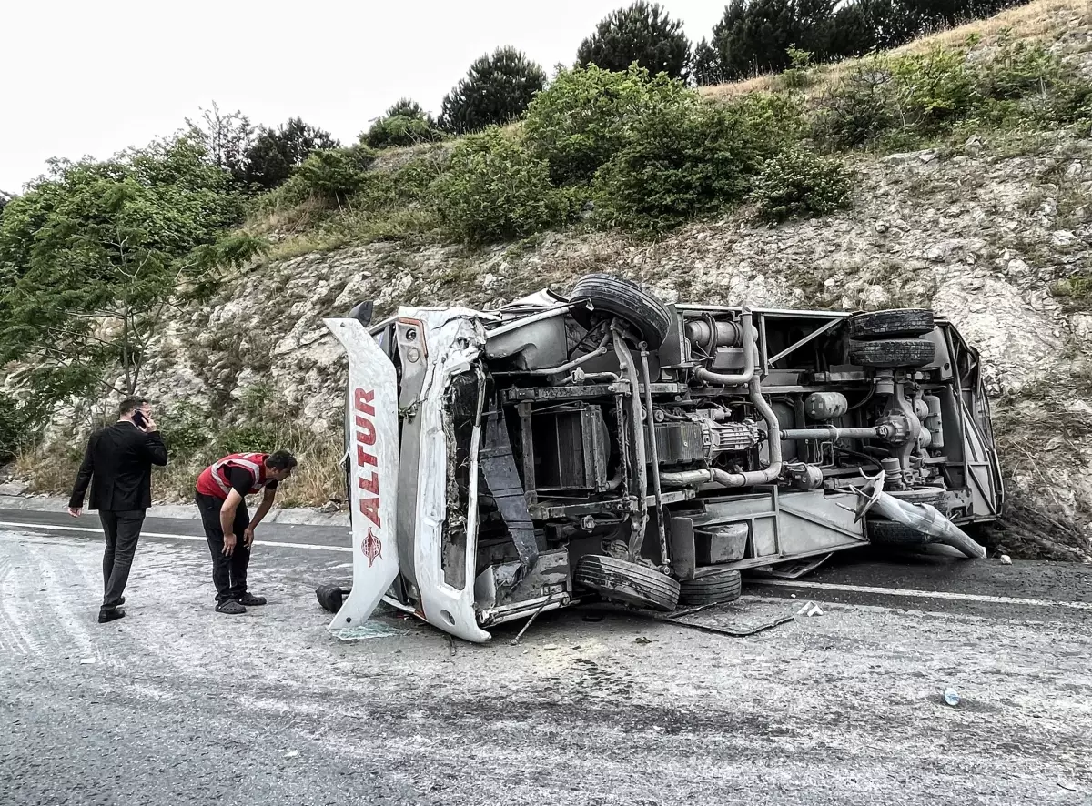 İstanbul'da devrilen servis otobüsündeki 6 kişi yaralandı