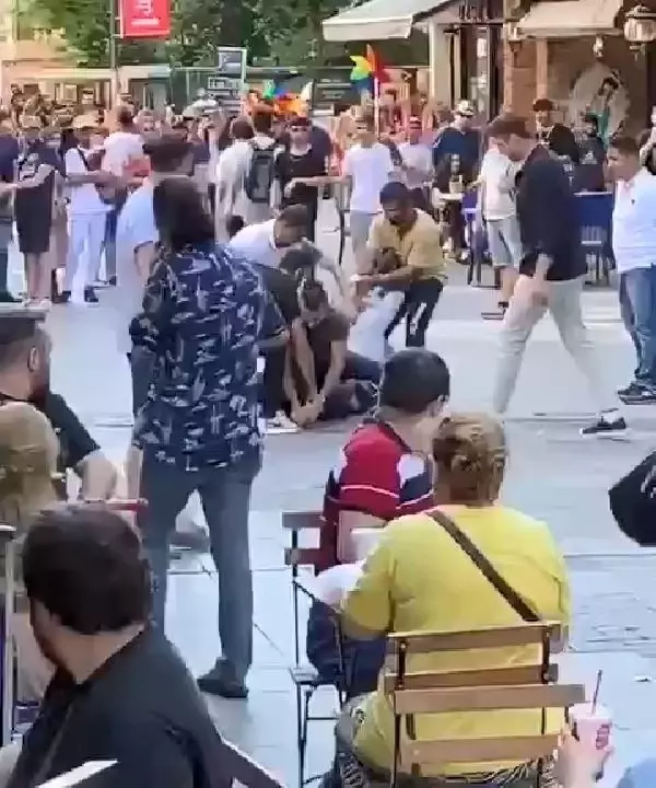 Kadıköy'de satırlı adam paniği! Yoldan geçenlere tehditler savurup küfür etti