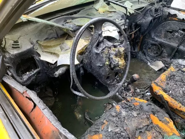 El freniyle dönmeye çalışan sürücü kaza yaptı! Araç alev alınca olay yerinden kaçtı