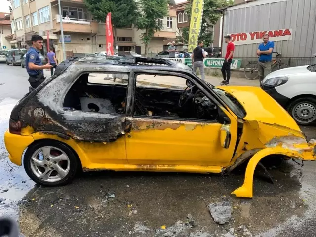 El freniyle dönmeye çalışan sürücü kaza yaptı! Araç alev alınca olay yerinden kaçtı