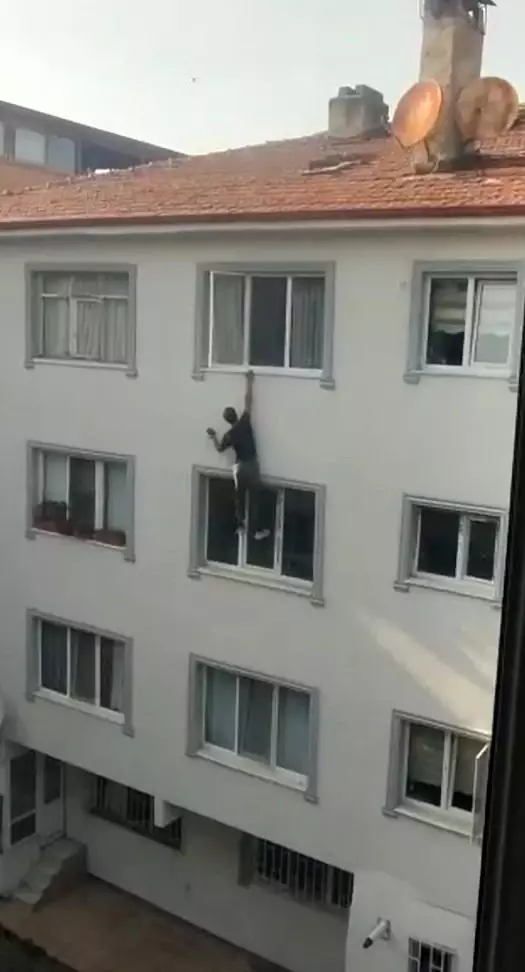 Polisten kaçmak için çatıya çıkan şüpheli, beton zemine böyle çakıldı