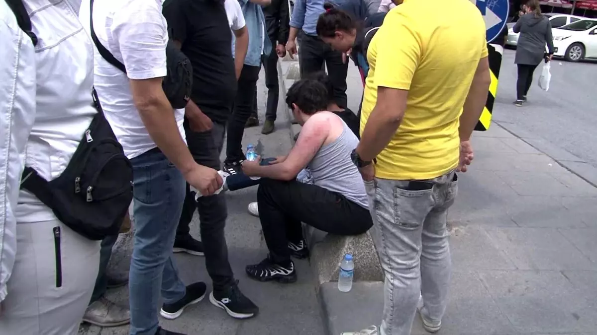Sultangazi'de dönüş yapan İETT otobüsü 2 gence çarpıp kaçtı