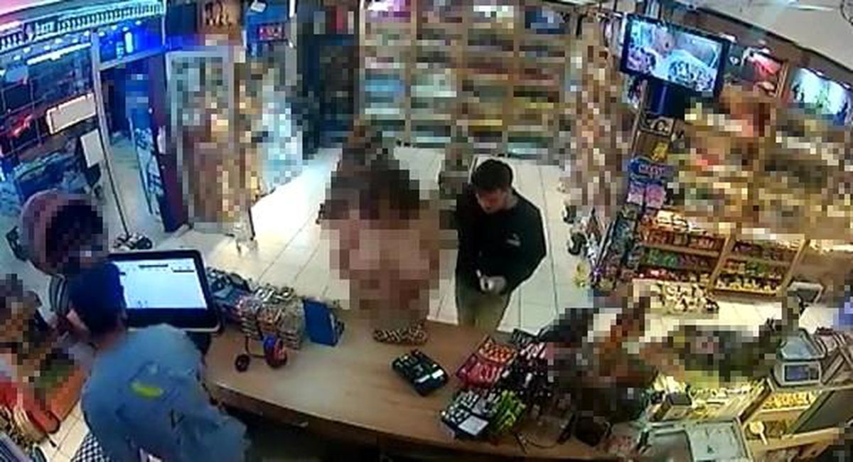 Denizli'de taksiden çıplak şekilde inen kadın, hiçbir şey olmamış gibi alışveriş yaptı