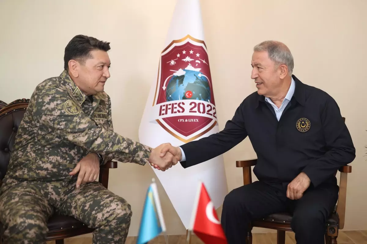 Bakan Akar, Kazakistan Genelkurmay Başkanı Khusayinov'u kabul etti