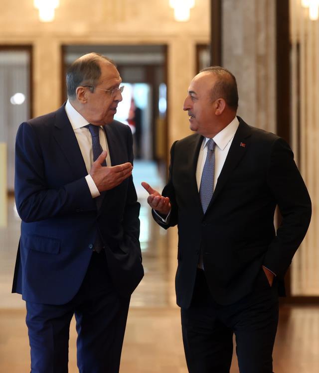 Bakan Çavuşoğlu ve Lavrov görüşmesine damga vuran anlar! Beden dilinde birbirleriyle yarıştılar Bakan Çavuşoğlu ve Lavrov görüşmesine damga vuran anlar! Beden dilinde birbirleriyle yarıştılar