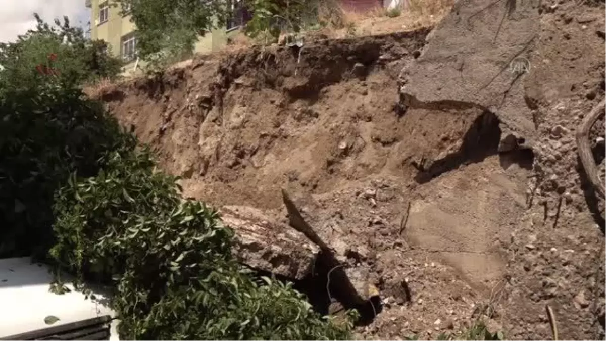 Başkentte çöken istinat duvarının altında kalan araçlar