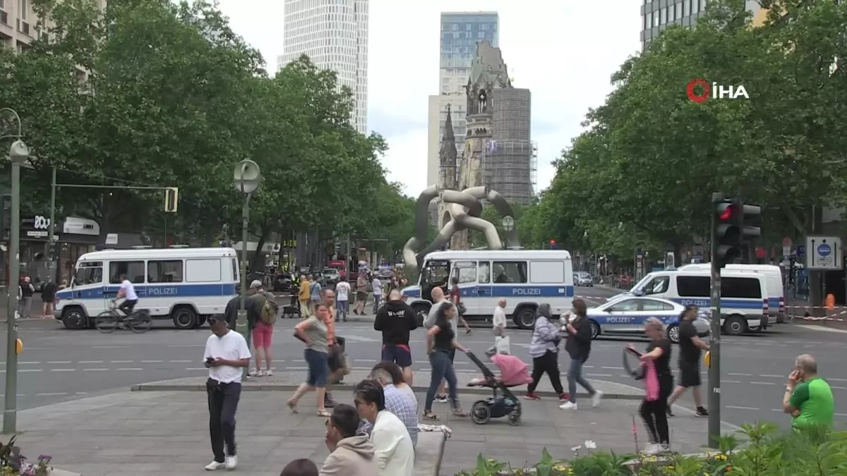 Berlin'de kalabalığa dalan sürücü gözaltında