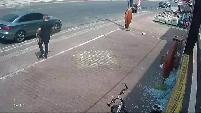 Ekmeği 4 TL'den satan fırıncı, 2 lira 25 kuruştan satan diğer fırıncının dükkanını kurşunladı Ekmeği 4 TL'den satan fırıncı, 2 lira 25 kuruştan satan diğer fırıncının dükkanını kurşunladı