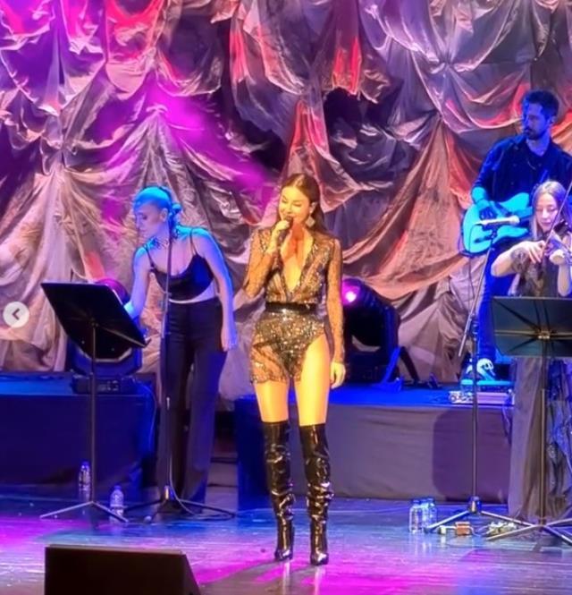 Konserinde şov yapan Defne Samyeli, sahnede eteğini çıkardı