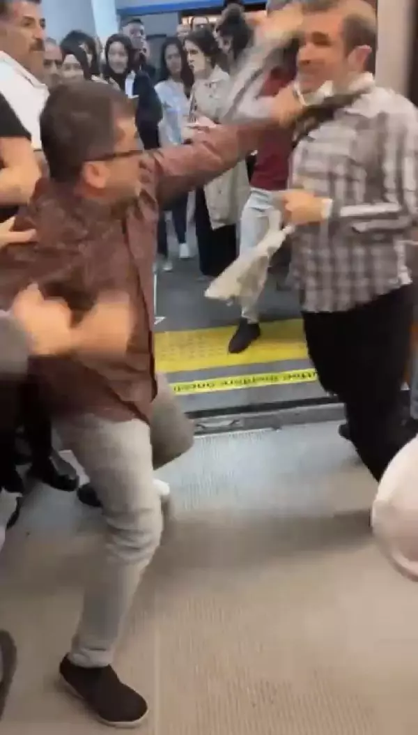 Bayrampaşa metrosu bir anda boks ringine döndü! Kavga ettiği adamı bırakıp, araya girenle kavga etti