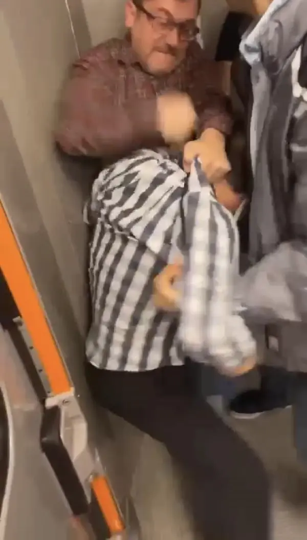 Bayrampaşa metrosu bir anda boks ringine döndü! Kavga ettiği adamı bırakıp, araya girenle kavga etti
