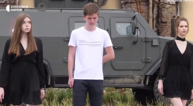 Umut tam olarak bu! Uraynalı öğrenciler giyinip kuşanıp bombalardan harabeye dönmüş okullarında poz verdi