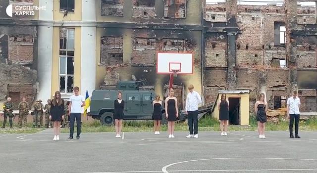 Umut tam olarak bu! Uraynalı öğrenciler giyinip kuşanıp bombalardan harabeye dönmüş okullarında poz verdi