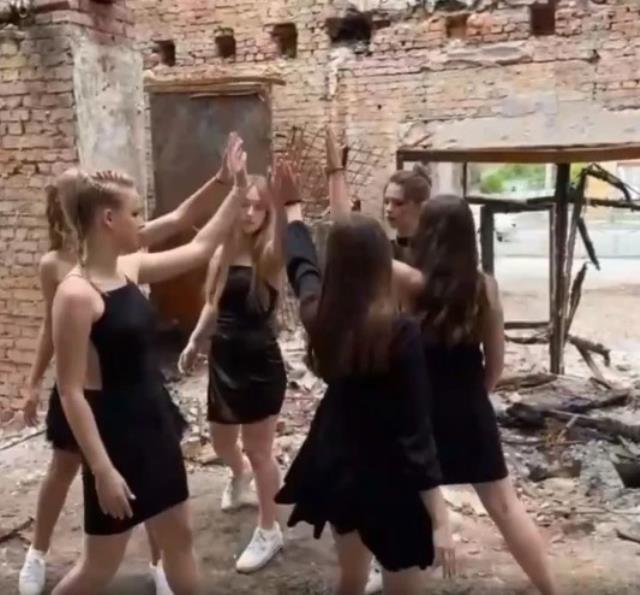 Umut tam olarak bu! Uraynalı öğrenciler giyinip kuşanıp bombalardan harabeye dönmüş okullarında poz verdi