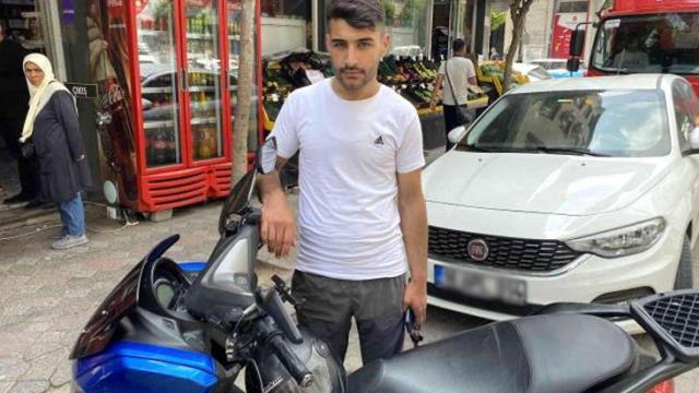 Zeytinburnu'nda taksici, kendisine çarpan motosikletliyi ezmeye kalktı: O anlar kamerada