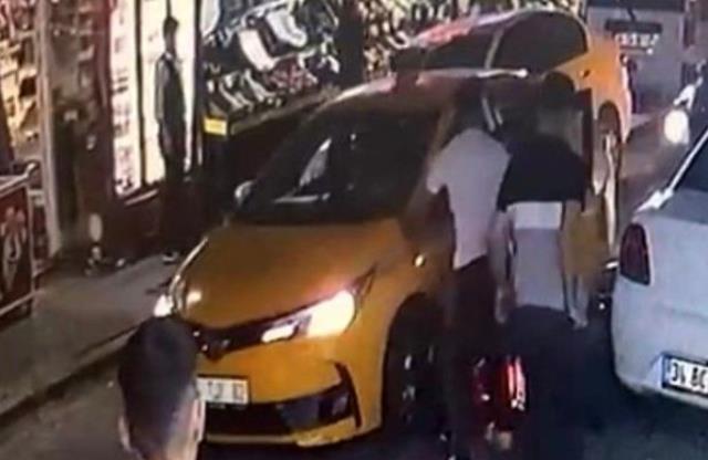 Zeytinburnu'nda taksici, kendisine çarpan motosikletliyi ezmeye kalktı: O anlar kamerada