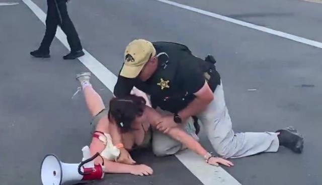 ABD Başkanı Biden'ı protesto eden kadına polisten sert müdahale