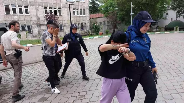 Sevgililer, biber gazı sıktıkları astsubayın telefonunu gasp etti