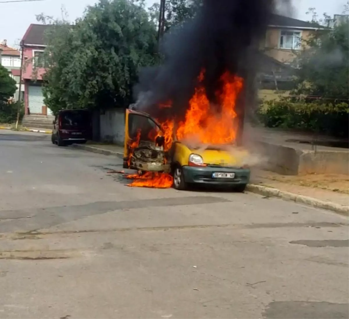 Ailesi ile tartışan şahıs park halindeki kamyonetini ateşe verdi
