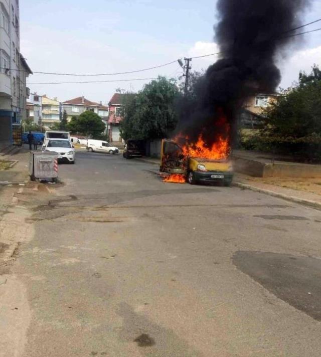 Sultanbeyli'de ailesi ile tartışan şahıs kendi kamyonetini yaktı