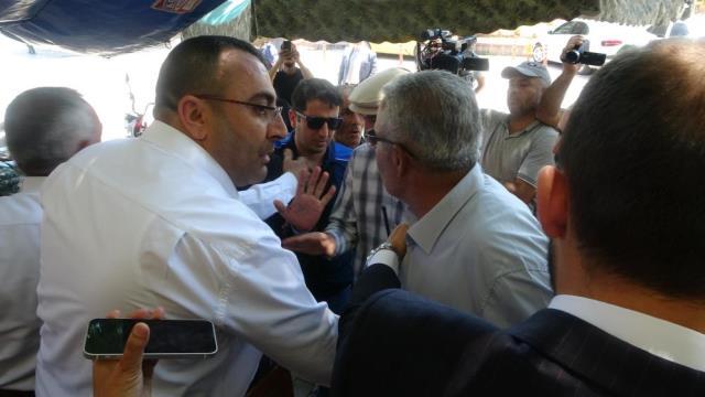 Esnaf ziyaretinde 'çakal' gerginliği! Vatandaşları tepkisi sonrası Davutoğlu apar topar camiye götürüldü