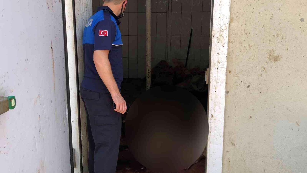 Et işleme tesisinde skandal görüntüler! Baskın yapan ekipler 3 ton eti yerden topladı