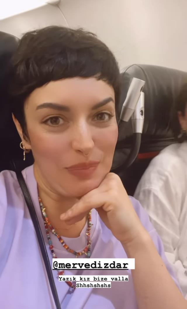 Ezgi Mola ve Merve Dizdar uçaktaki ayak kokusu nedeniyle zor anlar yaşadı Ezgi Mola ve Merve Dizdar uçaktaki ayak kokusu nedeniyle zor anlar yaşadı