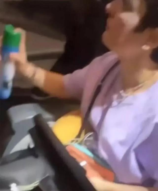 Ezgi Mola ve Merve Dizdar uçaktaki ayak kokusu nedeniyle zor anlar yaşadı