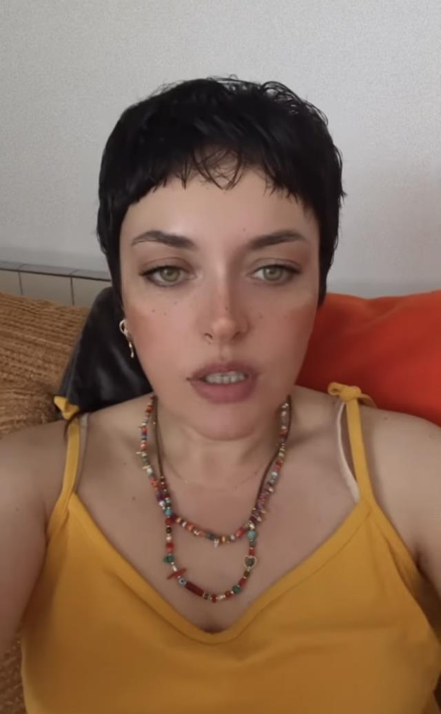 Ezgi Mola ve Merve Dizdar uçaktaki ayak kokusu nedeniyle zor anlar yaşadı