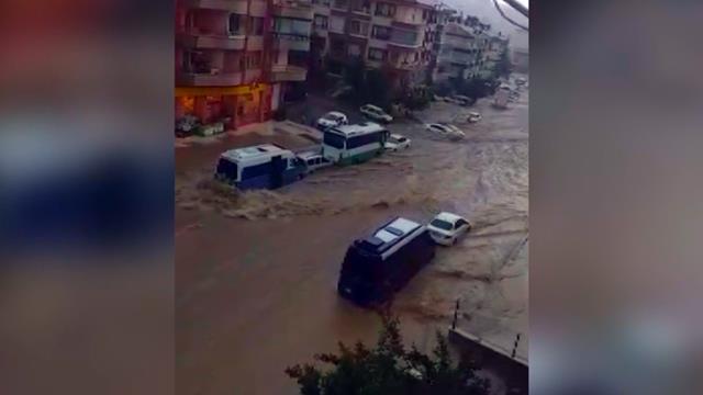 Ankara'da yaşanan felaketin boyutunu gözler önüne seren görüntüler: Araçlar sel sularında sürüklendi