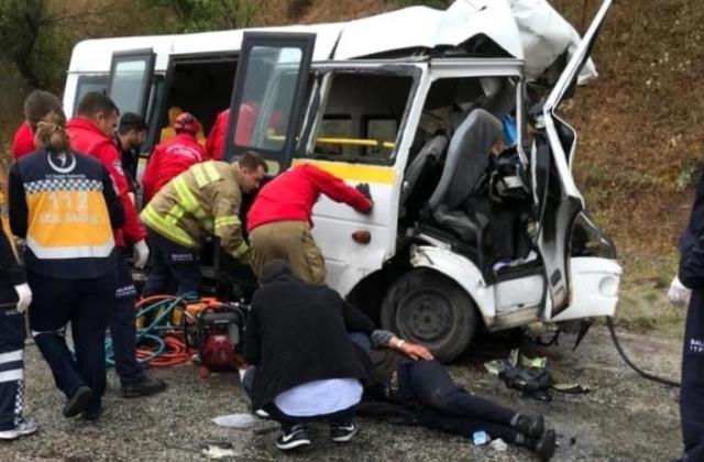 Balıkesir'deki feci kazayla ilgili muhtar konuştu: Düğün cemiyetinin olduğu yere ben getirdim, geldikten sonra minibüsle gitmek istediler Balıkesir'deki feci kazayla ilgili muhtar konuştu: Düğün cemiyetinin olduğu yere ben getirdim, geldikten sonra minibüsle gitmek istediler