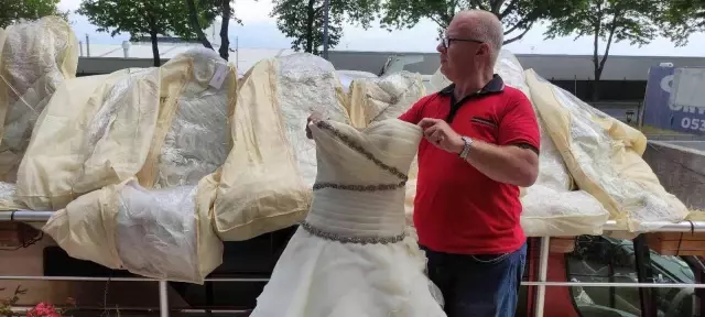 Bursalı esnaftan alkışlanacak hareket! Her biri binlerce değerindeki sıfır gelinlikleri bedava veriyor Bursalı esnaftan alkışlanacak hareket! Her biri binlerce değerindeki sıfır gelinlikleri bedava veriyor