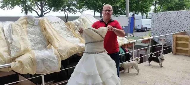 Bursalı esnaftan alkışlanacak hareket! Her biri binlerce değerindeki sıfır gelinlikleri bedava veriyor Bursalı esnaftan alkışlanacak hareket! Her biri binlerce değerindeki sıfır gelinlikleri bedava veriyor