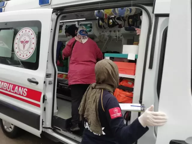 Midibüsün şarampole devrilmesi sonucu 17 kişi yaralandı Midibüsün şarampole devrilmesi sonucu 17 kişi yaralandı