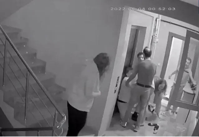 Komşularının kavgasını ayırmak isteyen çift kabusu yaşadı! Adam dayak yedi, hamile kadının parmağı kırıldı Komşularının kavgasını ayırmak isteyen çift kabusu yaşadı! Adam dayak yedi, hamile kadının parmağı kırıldı