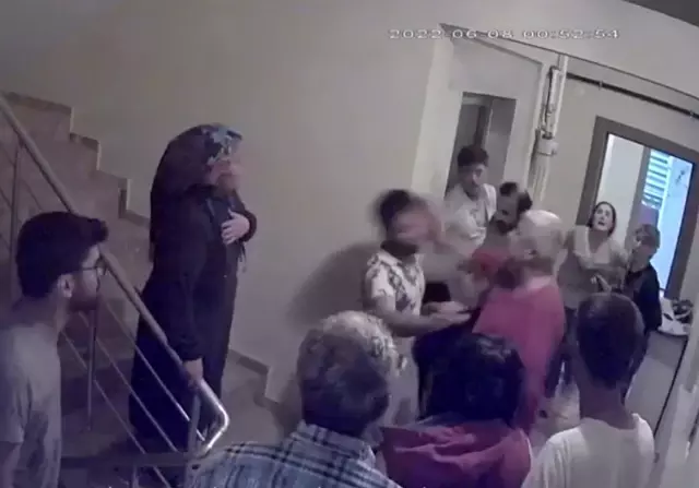 Komşularının kavgasını ayırmak isteyen çift kabusu yaşadı! Adam dayak yedi, hamile kadının parmağı kırıldı Komşularının kavgasını ayırmak isteyen çift kabusu yaşadı! Adam dayak yedi, hamile kadının parmağı kırıldı